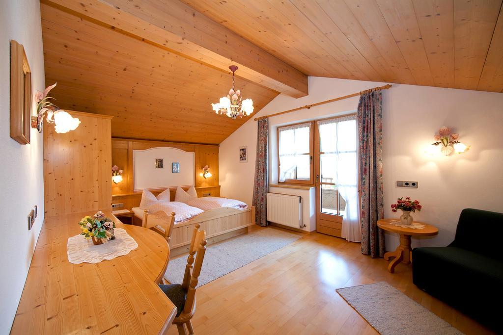 Hauser'S Ferienhof Hart im Zillertal Ruang foto